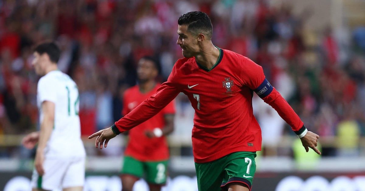 حارس مرمى البرتغال يتصدى لهجوم من أحد المشجعين على رونالدو (فيديو)