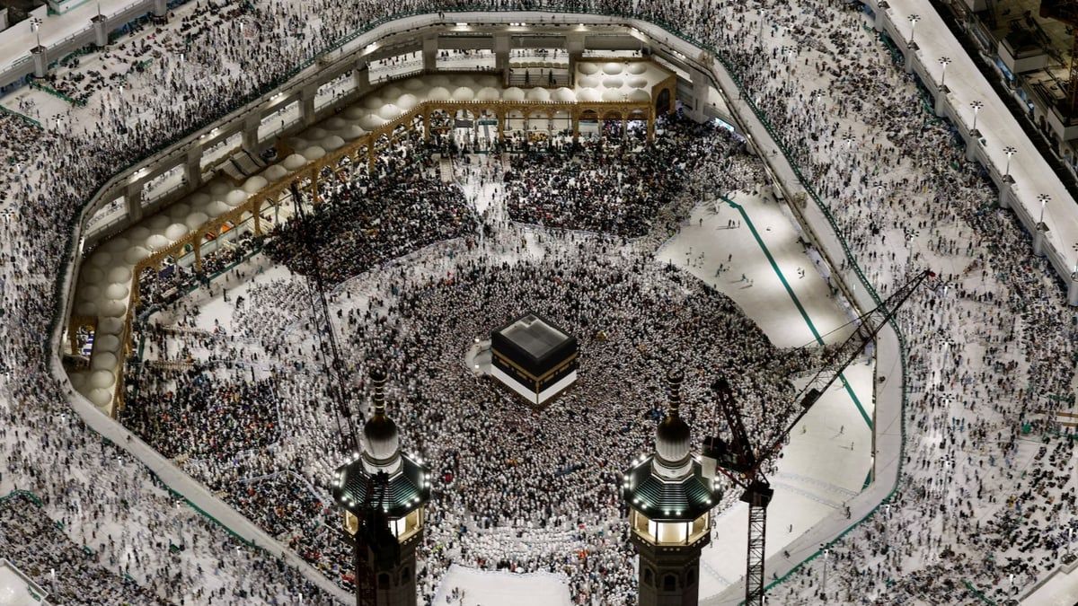 من الإبل إلى التكسي الطائر.. أقدم وأندر فيديو للحج يحظى بتفاعل واسع