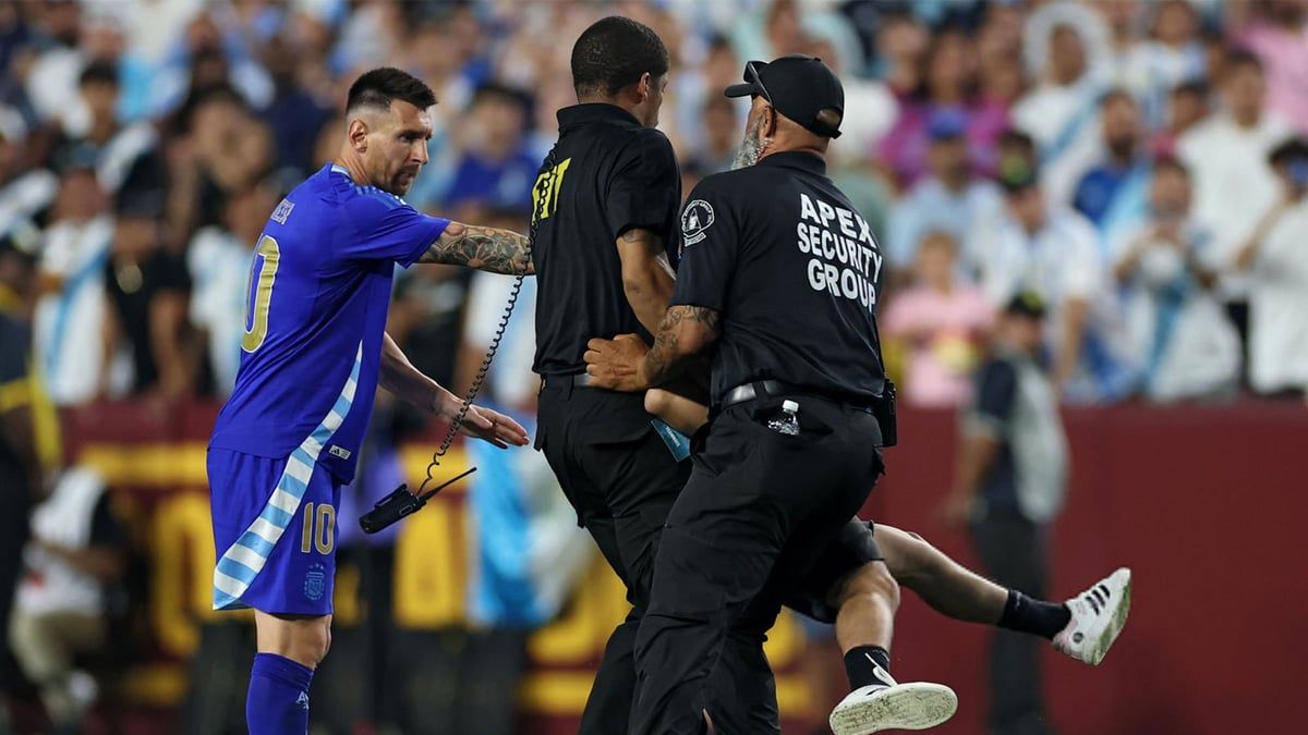 الأمن ينقذ ميسي من مشجع اقتحم الملعب خلال ودية الأرجنتين وغواتيمالا (صور)