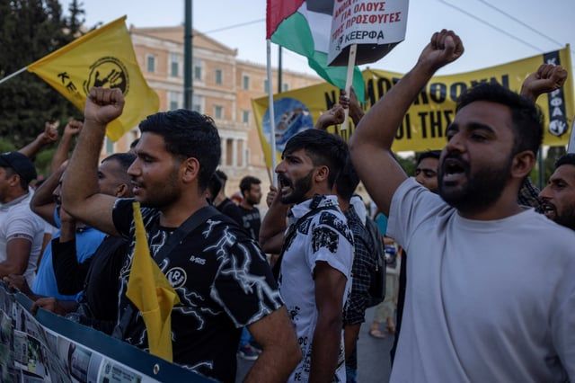 قتل فيها 700 شخص.. مسيرة في اليونان بعد عام على "كارثة" غرق قارب مهاجرين (صور)