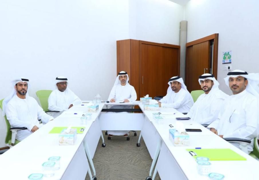 شركة الكرة بدبا الحصن توزع حقائبها الإدارية