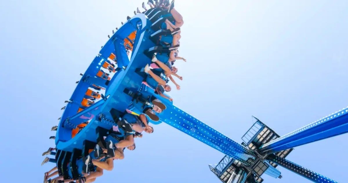 مشاهد تحبس الأنفاس لتعطل لعبة ترفيهية فيها عشرات الأشخاص (فيديو)