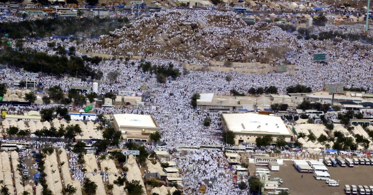 أكثر من مليوني حاج يقفون على صعيد عرفات (صور)