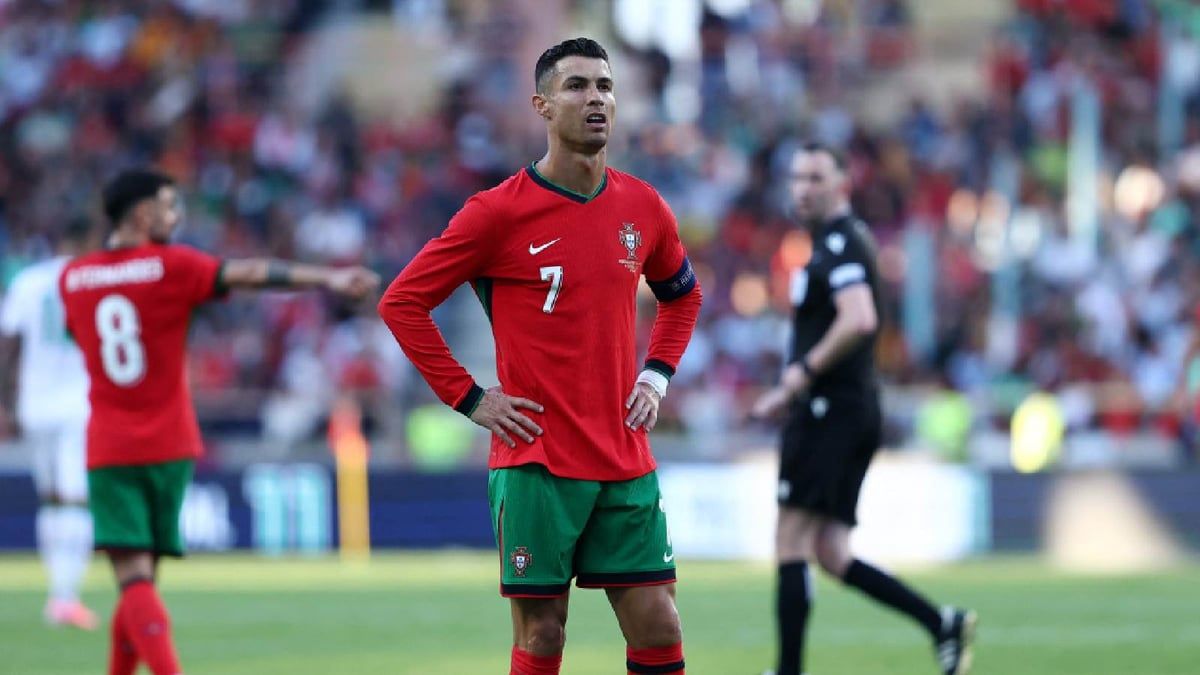 طفلة تصدم كريستيانو رونالدو بطلب غريب (صورة)