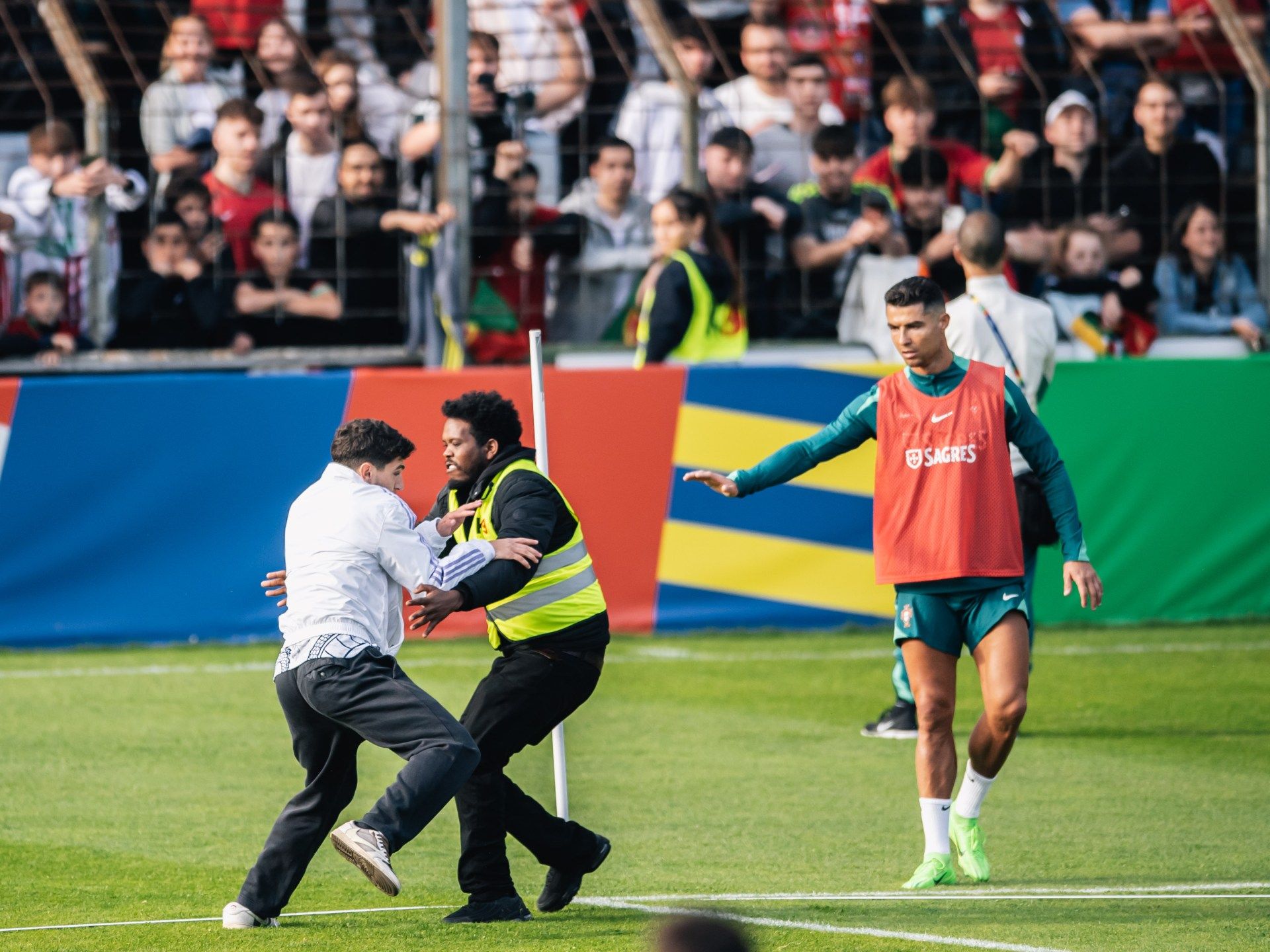 جنون جماهيري في استقبال رونالدو وحضور تدريباته بألمانيا.. هكذا وصفه مغردون - موقع الخليج الان