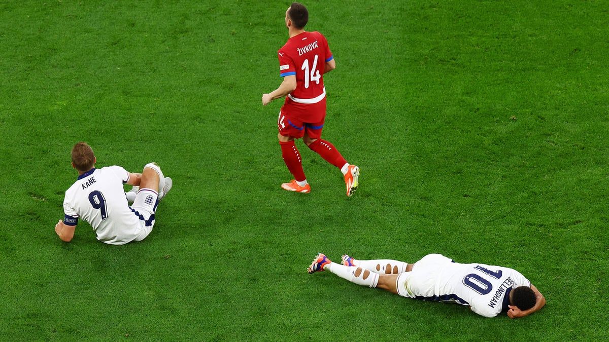 السر وراء قيام لاعبي كرة القدم بعمل ثقوب في جواربهم