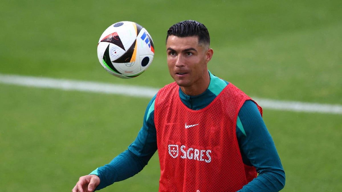 فرحة جنونية لمشجع بسبب توقيع رونالدو (فيديو)