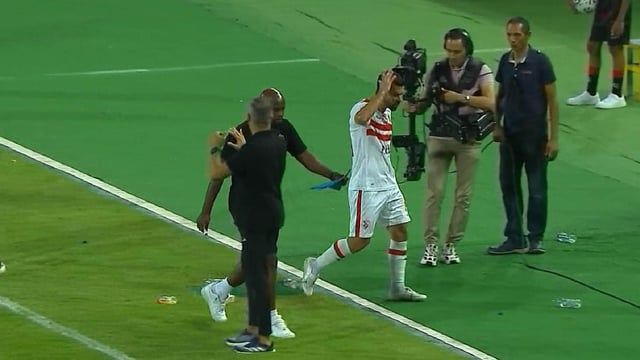 عبدالله السعيد يثور غاضبًا بعد تبديله في لقاء الزمالك والمصري (فيديو)