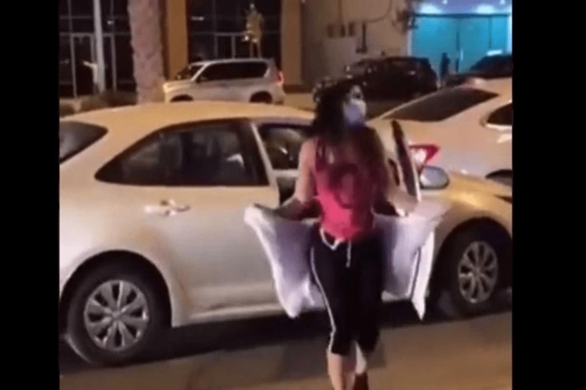 احتفالًا بالعيد.. شاهد بالفيديو مقيمون مصريون يرقصون في شوارع الرياض - موقع الخليج الان