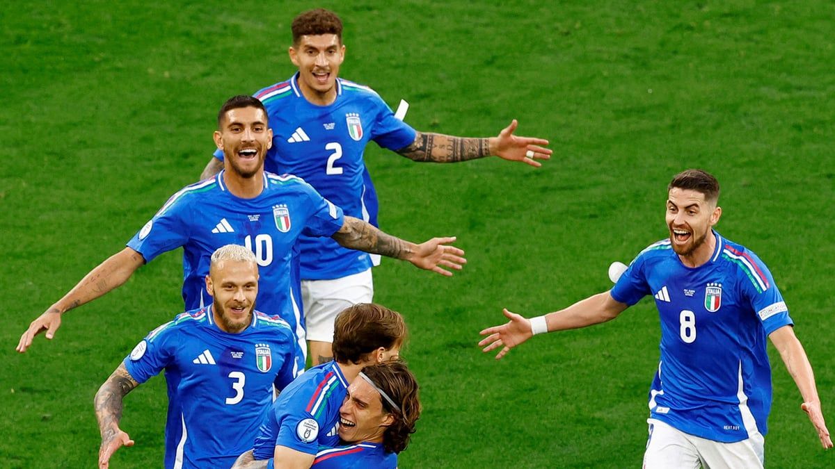 لماذا يرتدي المنتخب الإيطالي اللون الأزرق رغم عدم تواجده في علمها؟