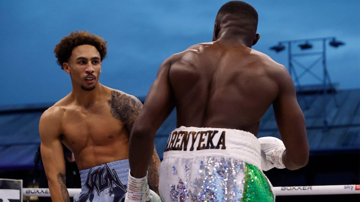 ملاكم يتعرّض لـ"نطحة" في الرأس بعدما سخر من منافسه (فيديو)