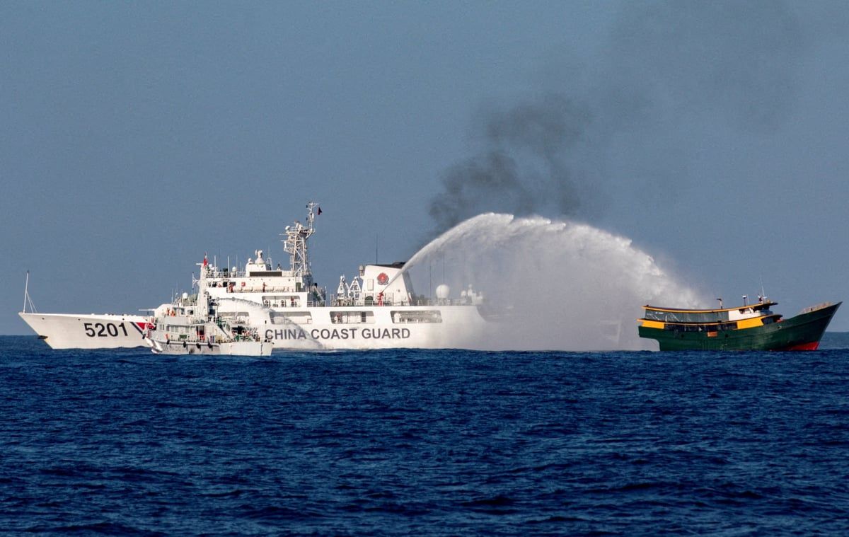 اقتربت بشكل "خطير".. سفينة فلبينية تصطدم بأخرى لبكين في بحر الصين الجنوبي