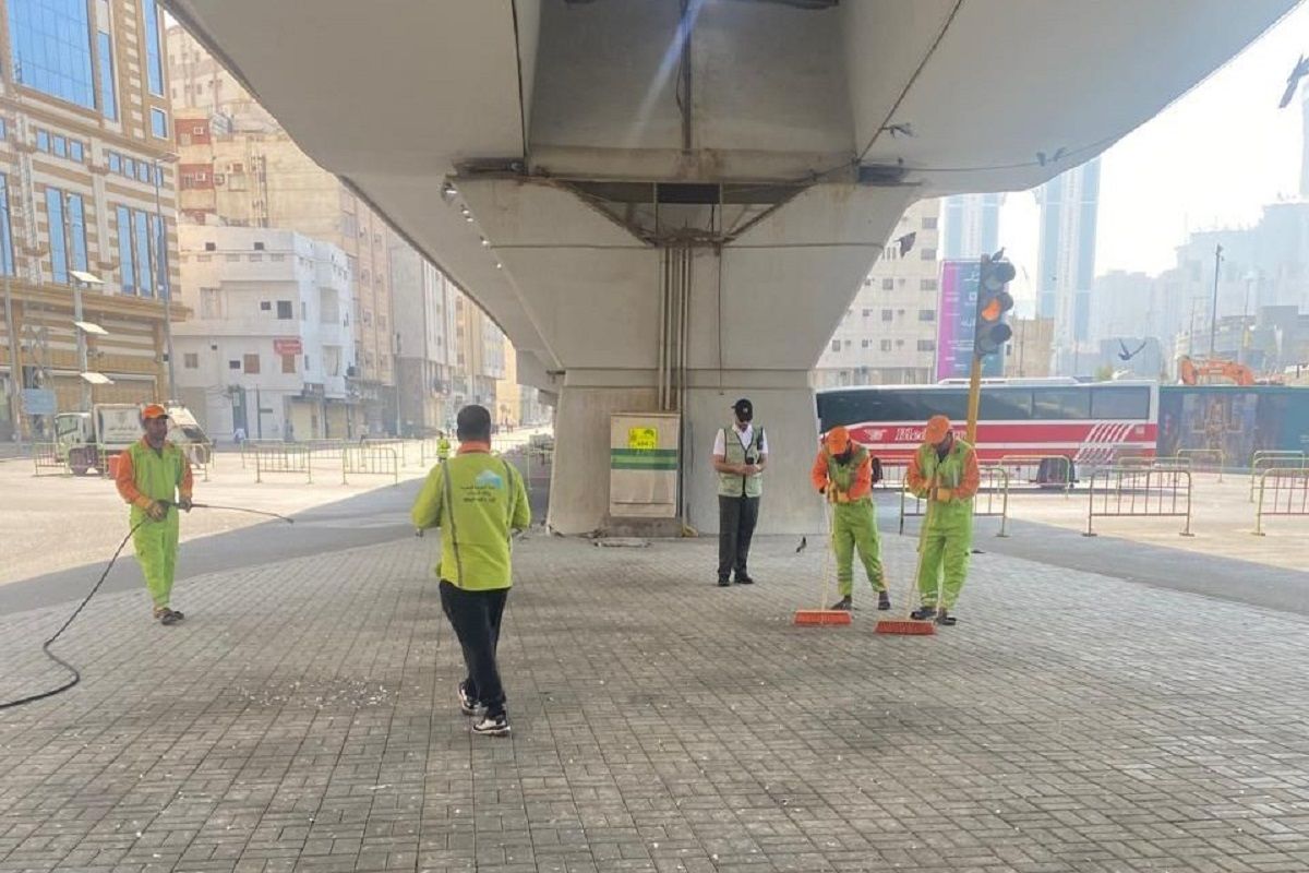 استعدادًا لعودة الحجاج إلى البيت الحرام…جهود مكثفة من "بلدية العتيبية" لتأهيل الطرق - موقع الخليج الان