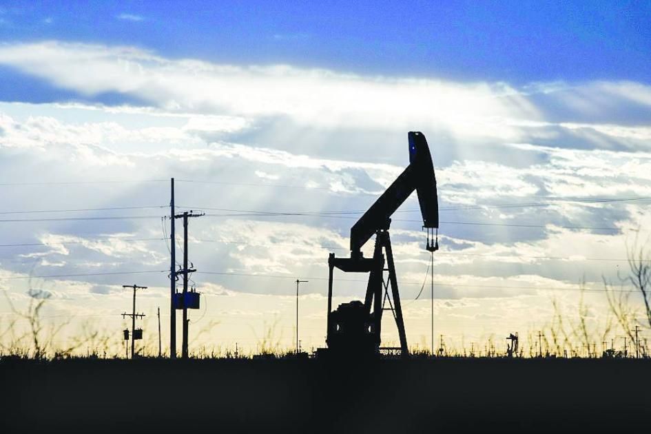 النفط يتراجع وسط حالة من الحذر حيال توقعات الطلب