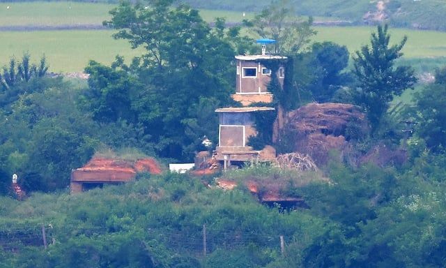 إصابة جنود كوريون شماليون بانفجار لغم قرب الحدود مع الجنوب (صور)