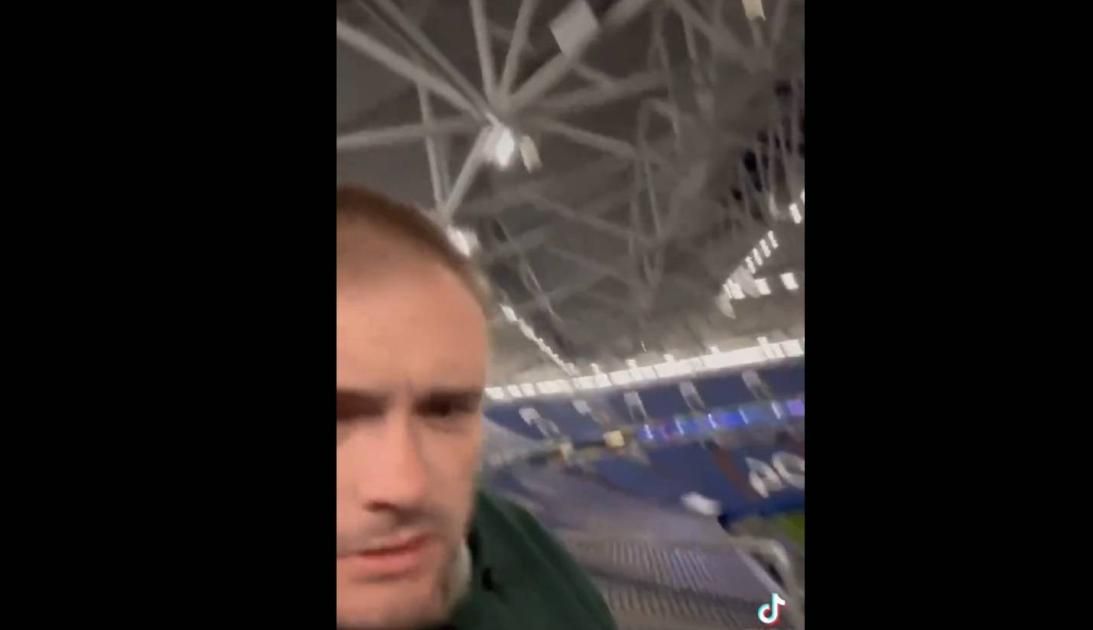 بالفيديو| صدمة مشجع إنجليزي استيقظ ليجد نفسه وحيداً في المدرجات