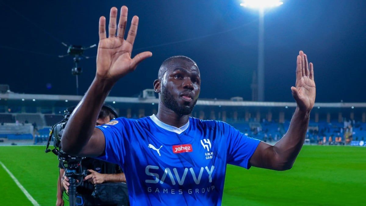 مدافع الهلال يصدم مشجعًا بإجابة سؤال حول ميسي ورونالدو (فيديو)