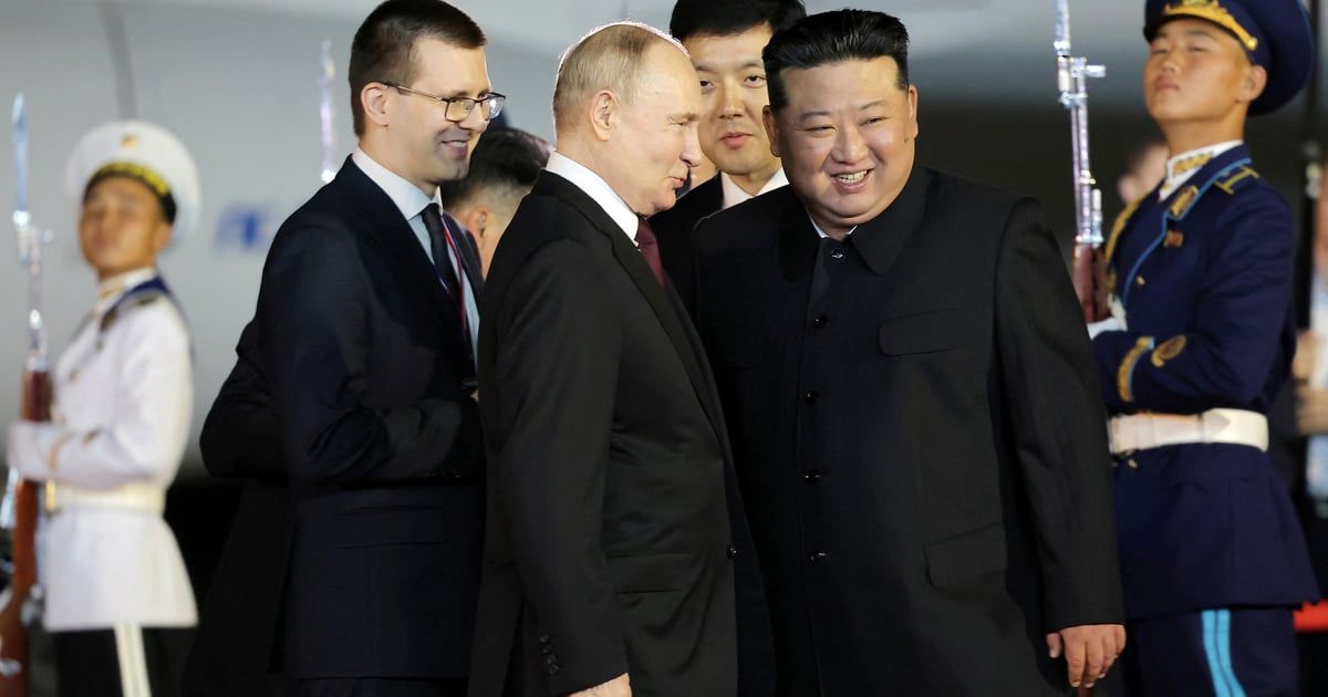 كيم وبوتين "يتعازمان" لركوب السيارة الرئاسية أوّلاً (فيديو)