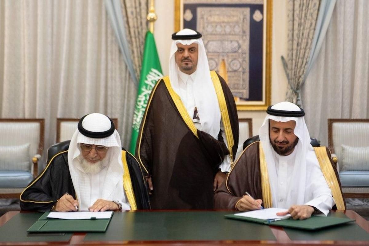 عاجل | تسليم كسوة الكعبة المشرفة لسدنة بيت الله الحرام بدون حضور خادم الحرمين الشريفين! - موقع الخليج الان