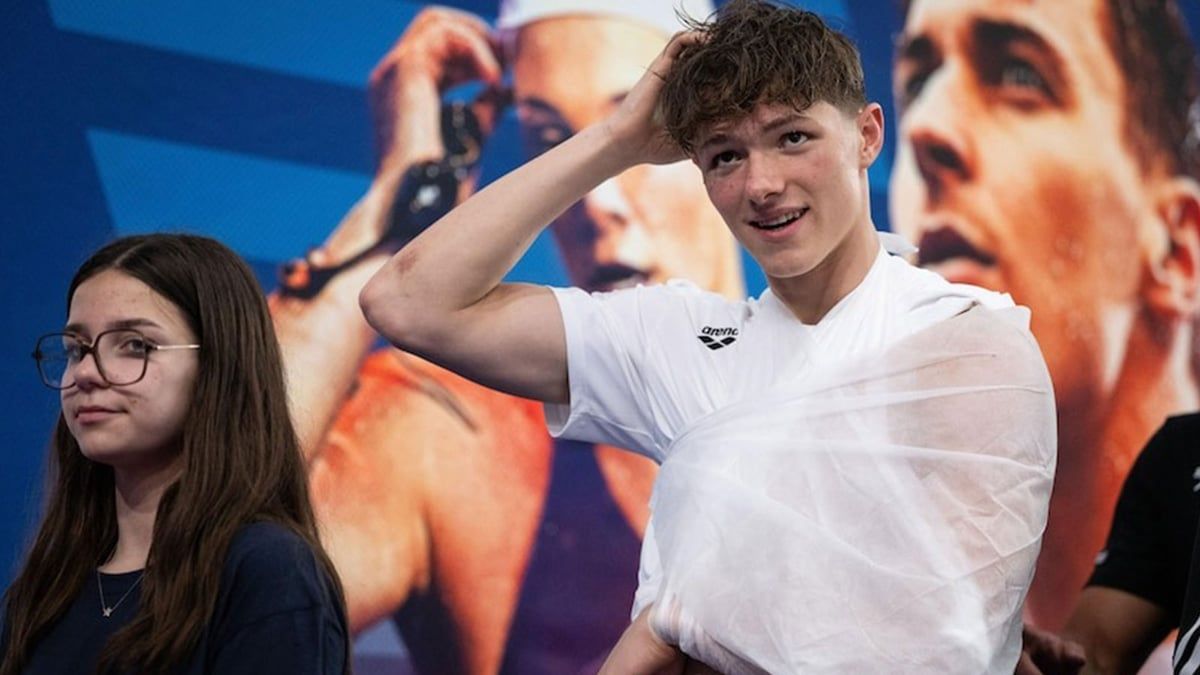 سباح فرنسي يتعرض لإصابة في الكتف أثناء احتفاله بالتأهل لأولمبياد باريس