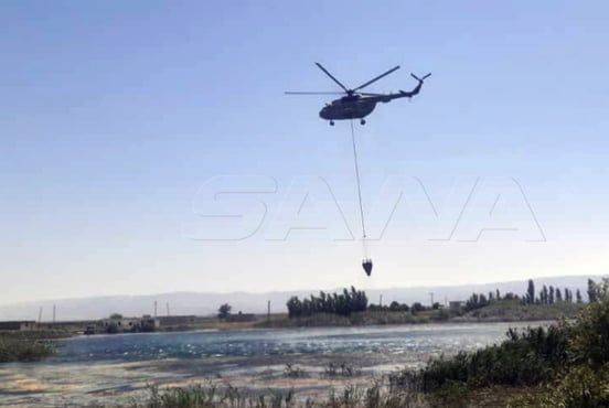 حوامات الجيش السوري تتدخل لإخماد حريق ضخم في منطقة الغاب