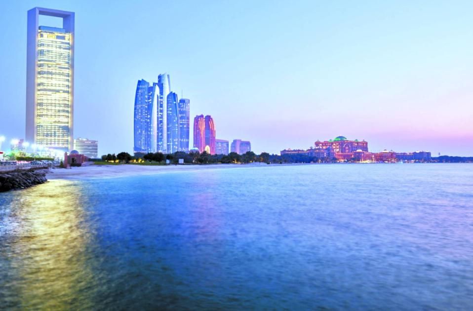 ضبط التعاقد بين قطاع الأعمال و«المؤثرين» في أبوظبي