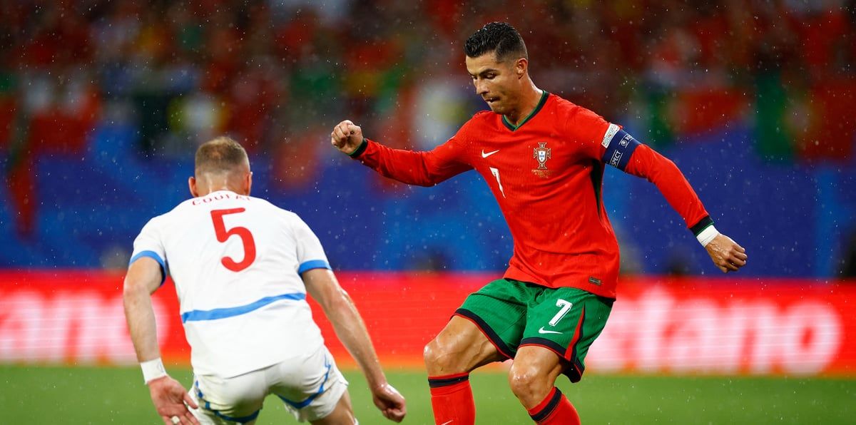 جنون "عاشق رونالدو" بعد هدف البرتغال (فيديو)