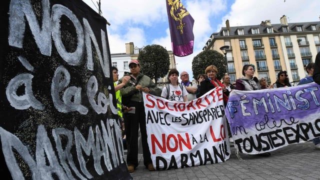 "الدفاع عن الأجانب".. سلاح ماكرون الجديد لمواجهة خصومه اليمينيين