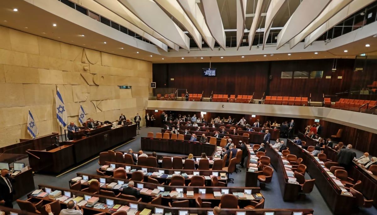 مظاهرة داخل الكنيست الإسرائيلي للمطالبة بانتخابات مبكرة وإنهاء الحرب