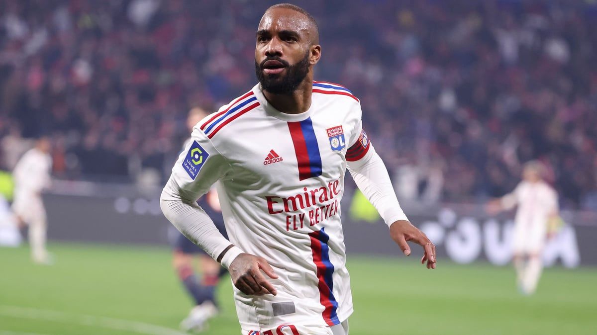 حسم أمره.. لاكازيت يردُّ على عروض الأندية السعودية