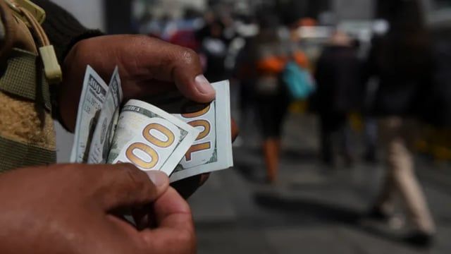 لهذه الأسباب يستمر الدولار في هيمنته على السوق العالمية