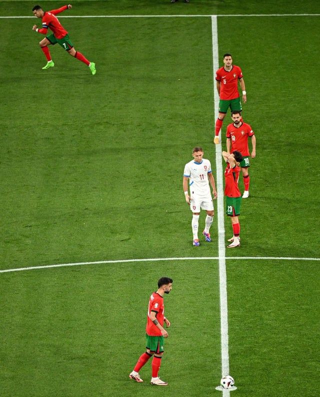 رونالدو يكسر البرتوكول مع انطلاق مباراة البرتغال والتشيك (صورة)