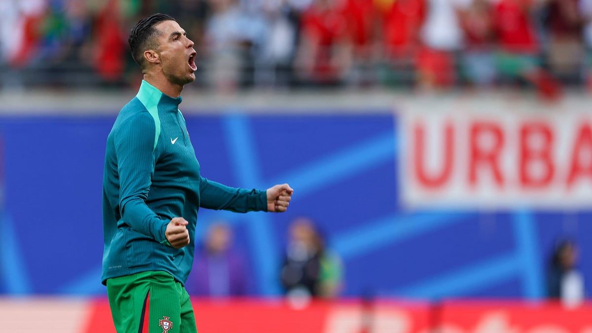 كان يتحدث عن عضلات بطنه.. مؤثرة سويدية تتذكر لقاءها مع رونالدو