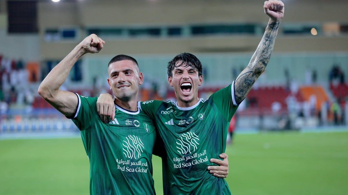 الأهلي السعودي يفاضل بين مدافعيه الأجانب للاستغناء عن أحدهم