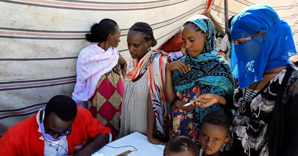 "ماراثون" انتظار المساعدات يرهق اللاجئين السودانيين في أوغندا (فيديو إرم)