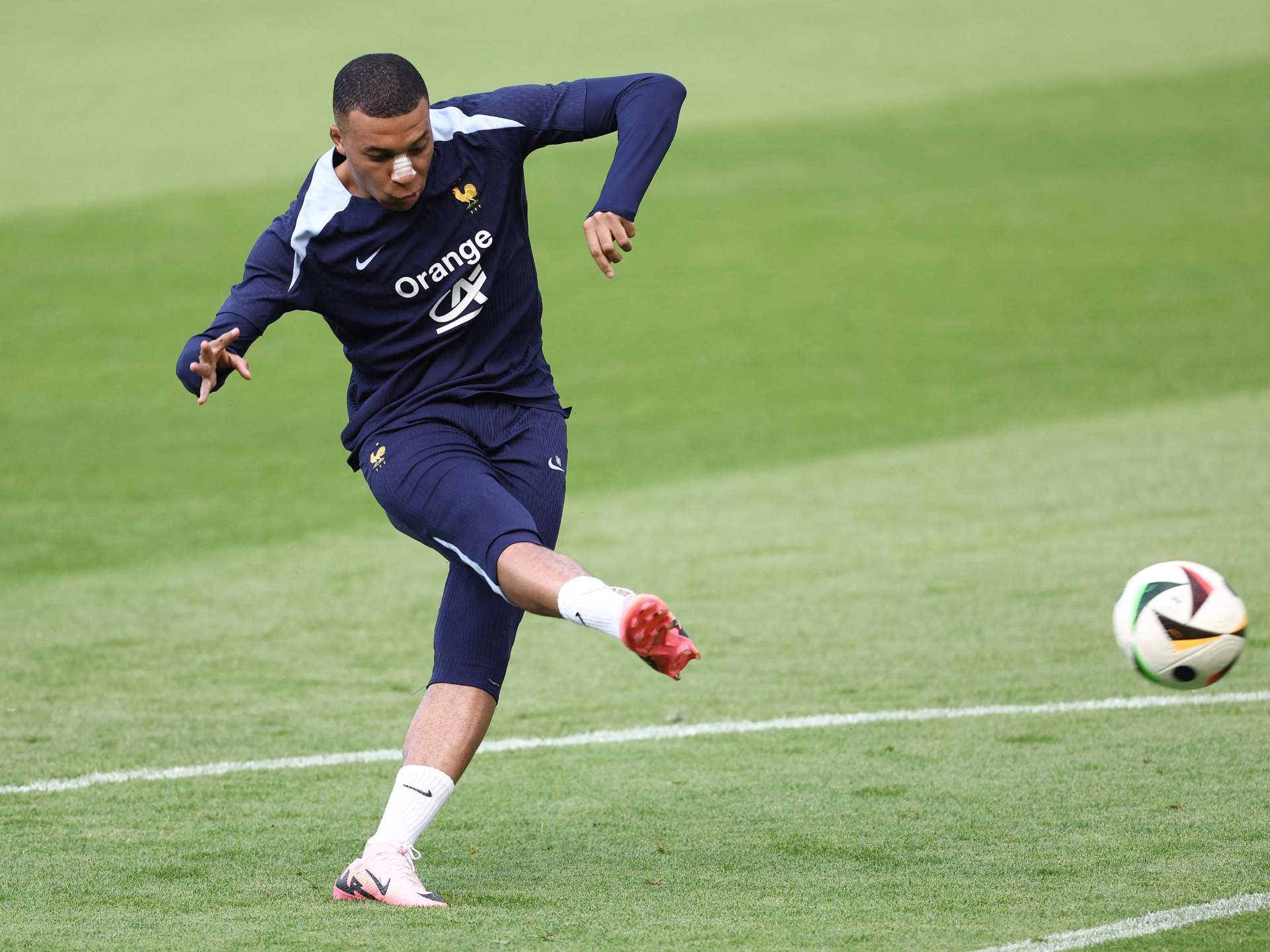 أول ظهور لقائد فرنسا بعد كسر أنفه.. شكوك حول مشاركة مبابي ضد هولندا في يورو 2024 - موقع الخليج الان