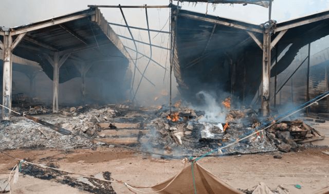 حريق ضخم يلتهم محلات سوق "وجدة" الشعبي في المغرب (صور)