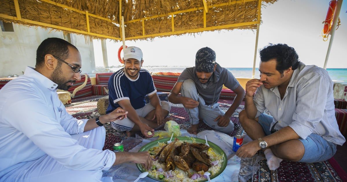 "التربع في الجلوس" عند تناول الطعام يحسن الهضم والصحة