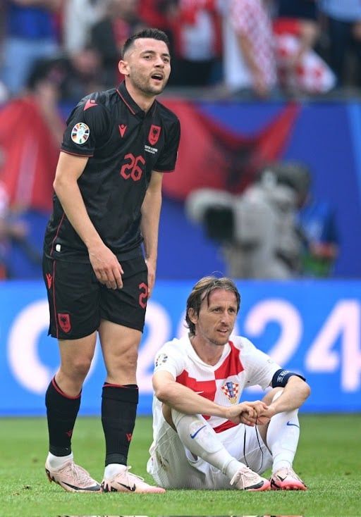 راكيتيتش يصدم مودريتش وزملاءه بمنشور مثير (صورة)