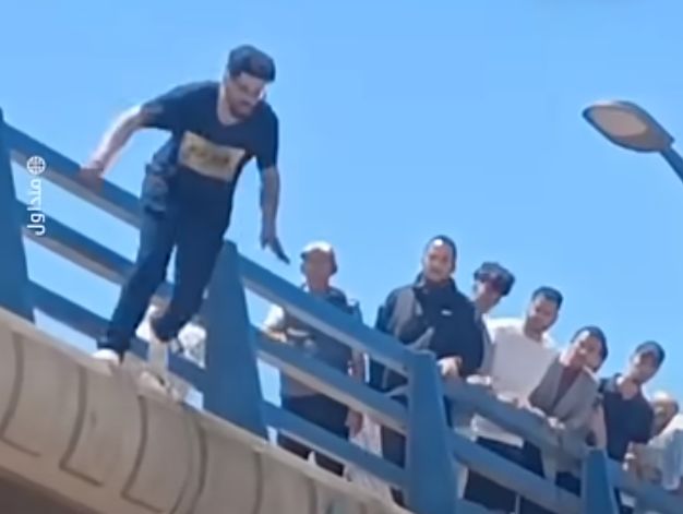 شاب مغربي يرمي بنفسه من أعلى جسر ثالث أيام العيد