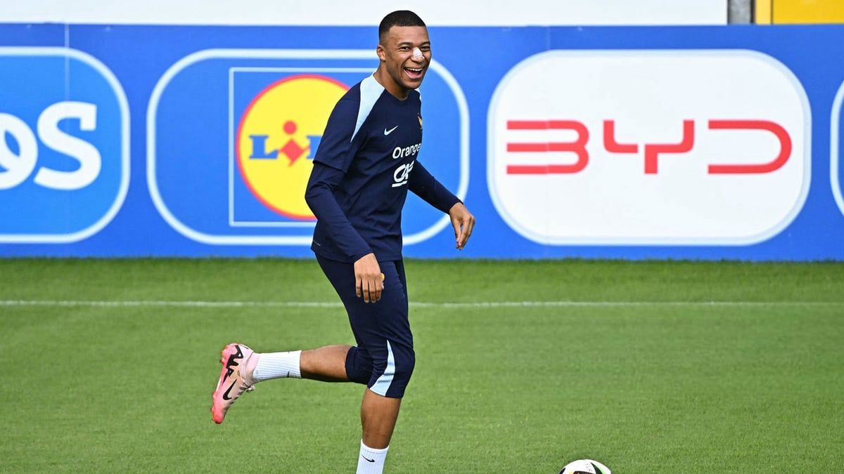 مبابي يرافق بعثة فرنسا قبل مواجهة هولندا (فيديو)