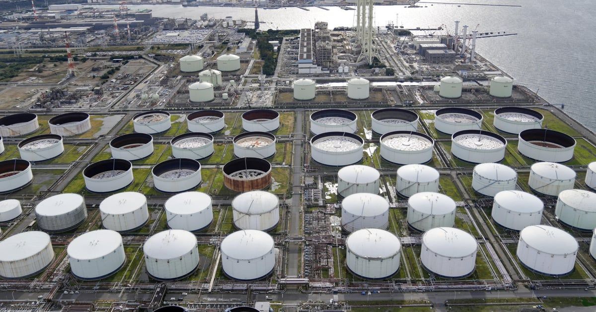 ارتفاع برنت وهبوط الخام الأمريكي قبيل تقرير المخزونات‎