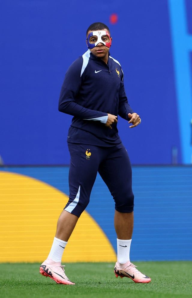 يحمل اسمه وصورة الديك.. مبابي يرتدي قناعا لافتا في التدريبات (فيديو وصور)