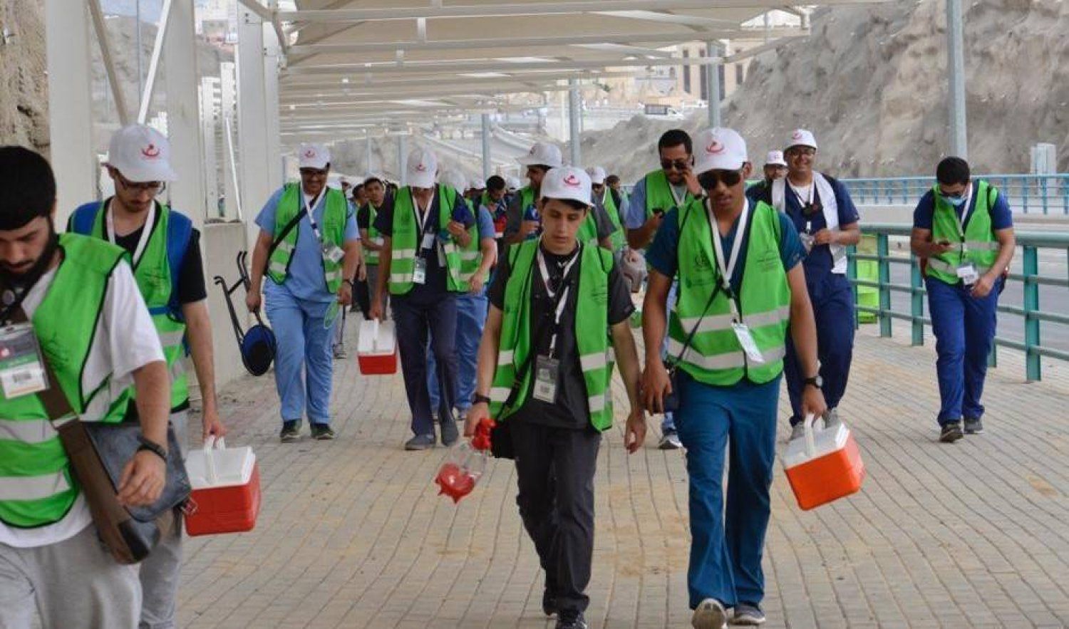 تقديرًا لجهودهم.. الدفاع المدني يُكرم المتطوعين المشاركين في موسم الحج 1445هـ - موقع الخليج الان