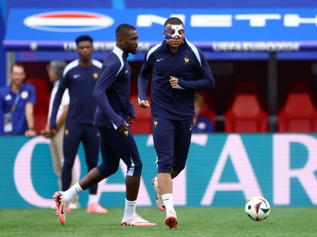 يحمل اسمه وصورة الديك.. مبابي يرتدي قناعا لافتا في التدريبات (فيديو وصور)