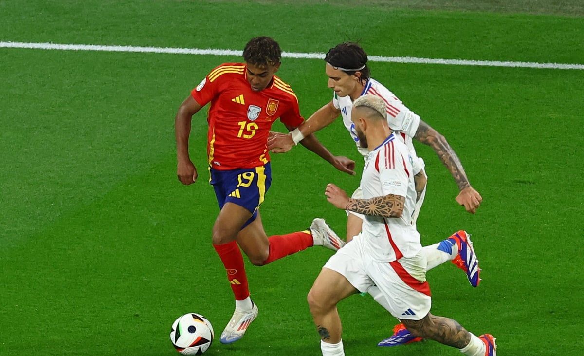 يامال يطالب برشلونة بالتعاقد مع نجم منتخب إسبانيا