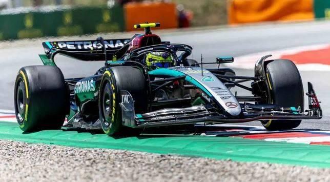 حقيقة تخريب «مرسيدس» لسيارة نجمها المنتقل إلى «فيراري»