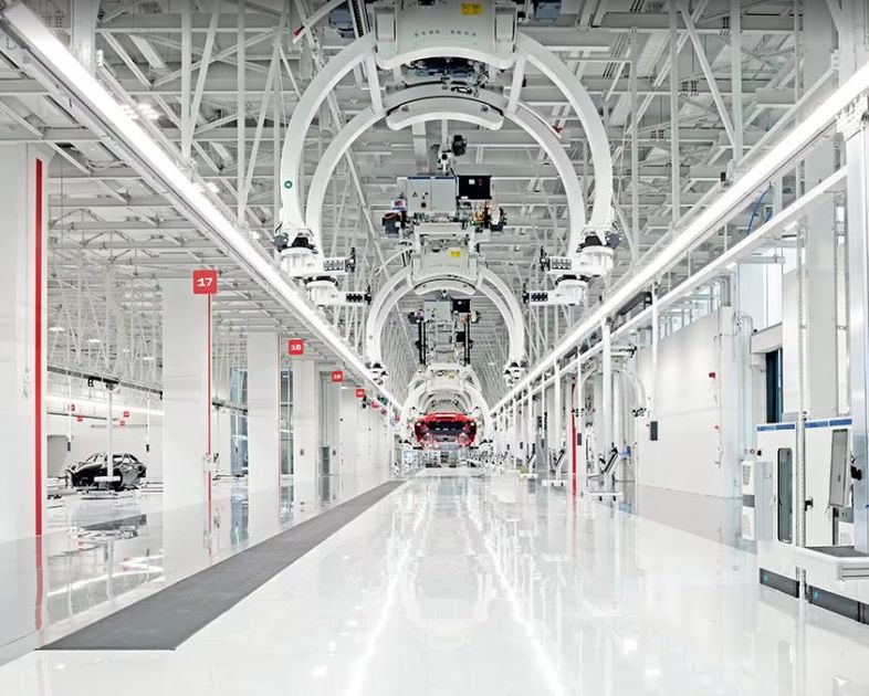 فيراري تدخل عصر السيارات الكهربائية مع تدشين مصنع متطور في مارانيلو