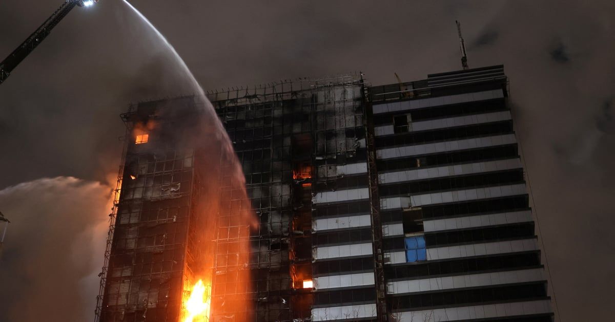 حريق هائل في برج كبير بجزيرة كيش جنوبي إيران (فيديو)