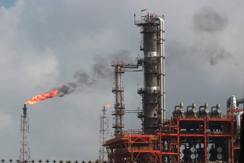 النفط عند 85.56 دولار للبرميل.. والخام الأمريكي فوق مستوى 81